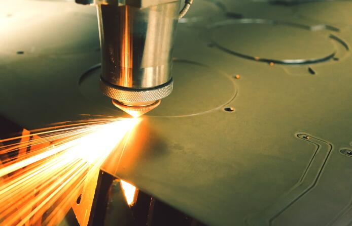 激光切割机可以作为金属加工机来切割材料。 其中，有二氧化碳激光切割机器和光纤激光切割机器。 哪个更好？区别是什么呢？我们会尽量大致回答您的问题。